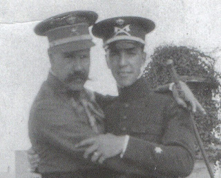 El general Silvestre y su hijo. El general Fernández Silvestre con su hijo Manuel Fernández-Silvestre y Duarte, aquel joven alférez que vivió el derrumbamiento, la retirada de Annual y la trágica desaparición de su padre.