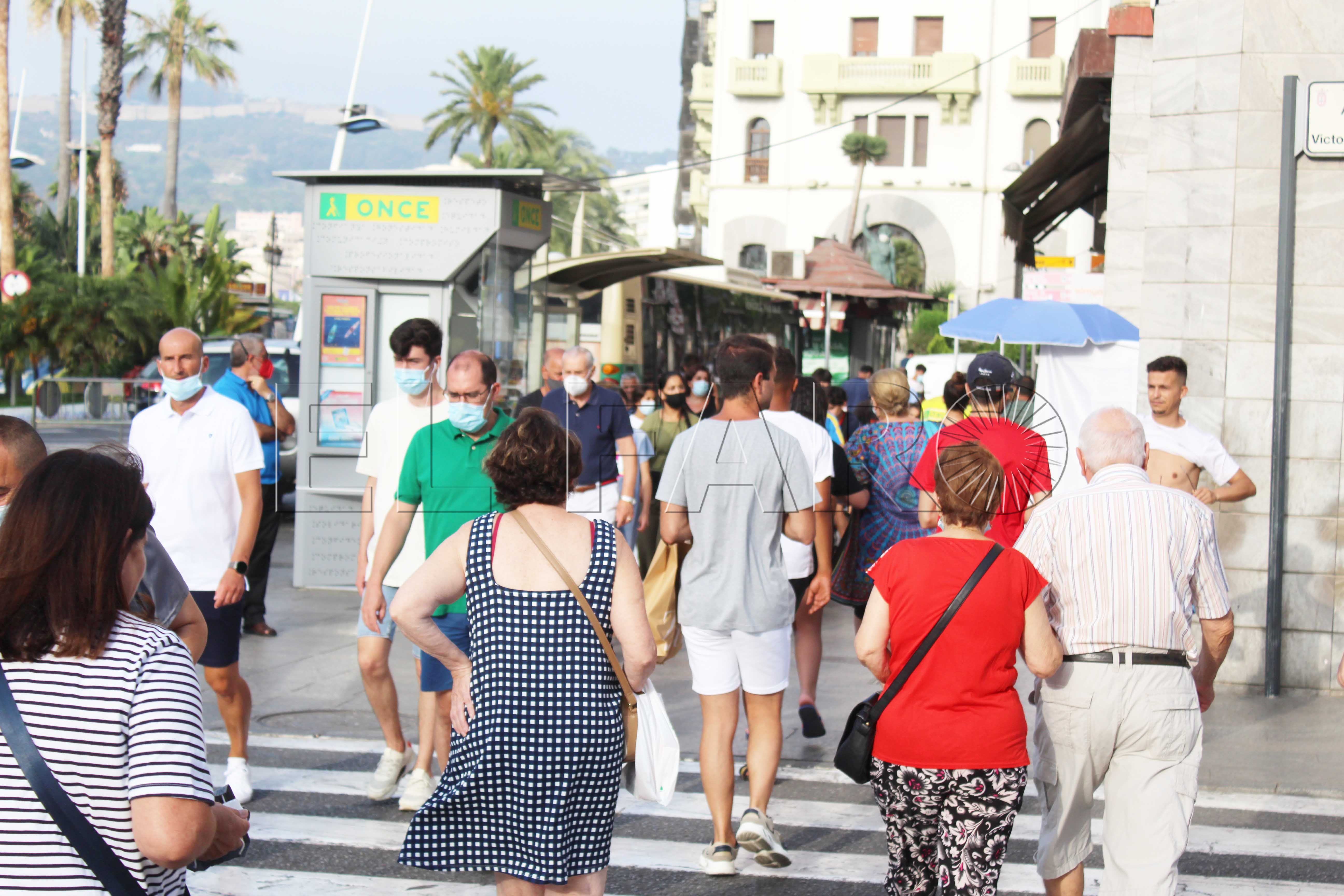 gente-anda-centro-ceuta