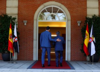 pedro-sanchez-vivas-espaldas-moncloa