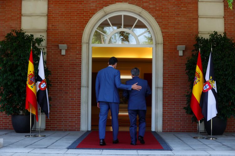 pedro-sanchez-vivas-espaldas-moncloa