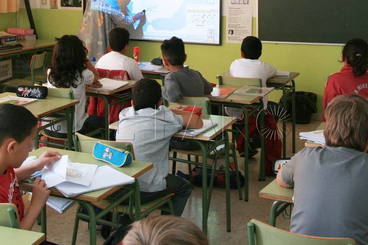 -educacion- alumnos-maestro-clase-aula-estudiantes