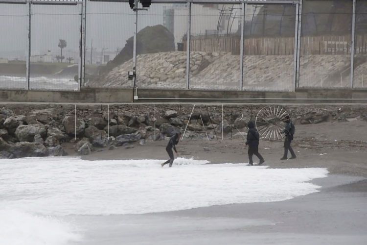 entrada-inmigrantes-nado-espigon-tarajal
