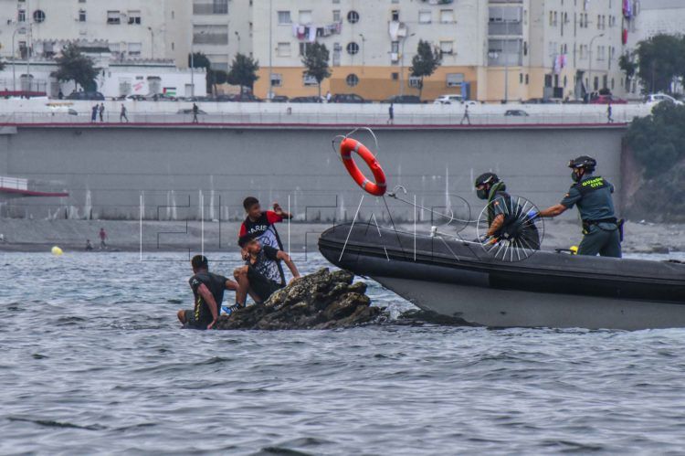 rescate-guardia-civil-menores-frontera