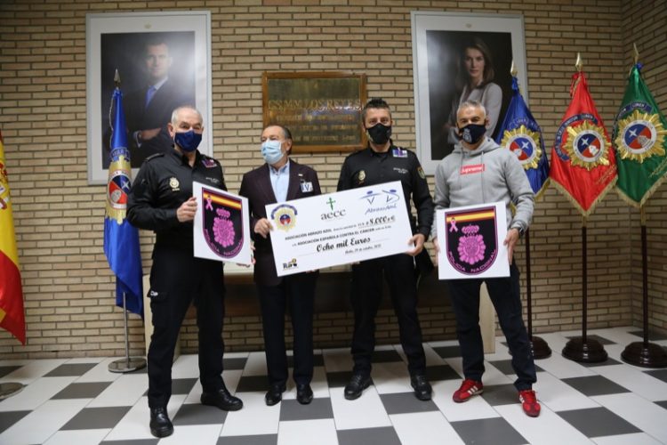 policia-nacional-escudo-cancer-mama-2