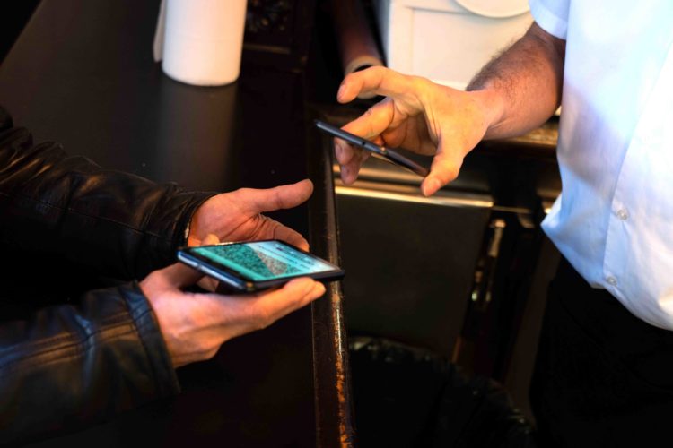 Entra en vigor el 'pasaporte' covid en bares y restaurantes de Cataluña