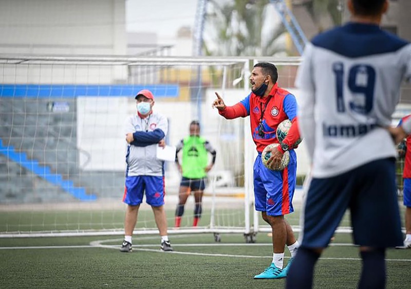 faro-deportivo-ivan-chaves-entrenador-futbol-uefa-peru-004