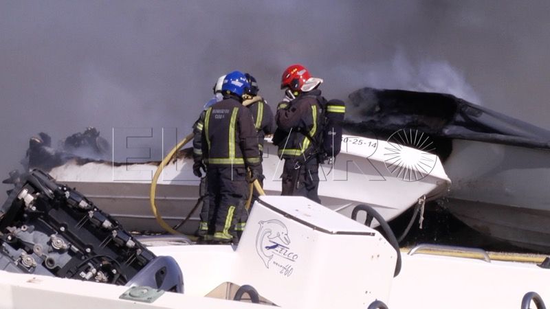 fuego-bomberos-lanchas-puerto-003