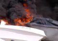 fuego-bomberos-lanchas-puerto-004