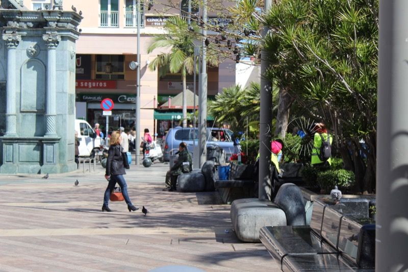gente-plaza-reyes-andando-001