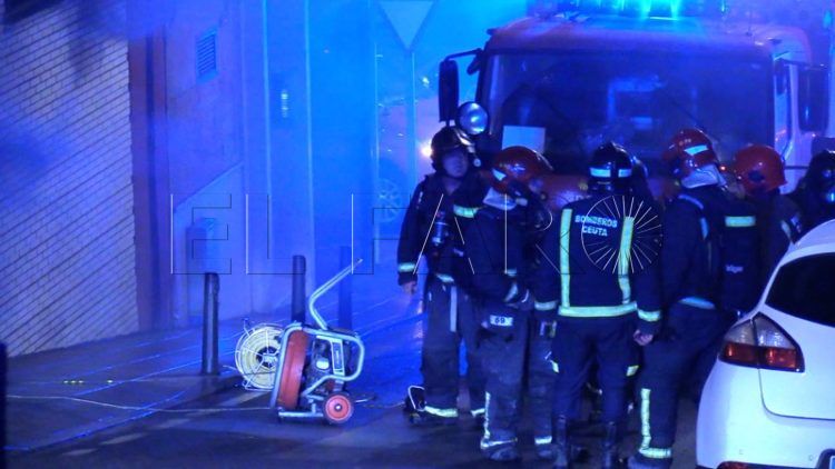 incendio-bomberos-calle-linares-edficio-calypso-007