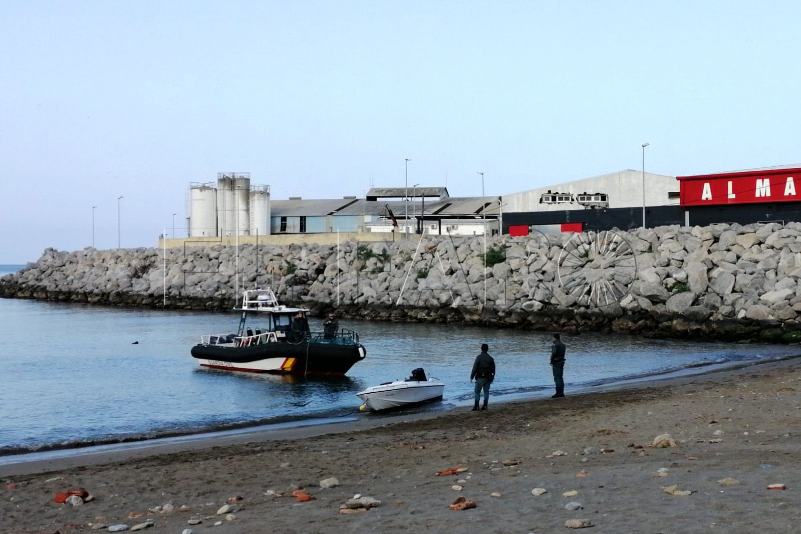 playa-benitez-lancha-guardia-civil-5