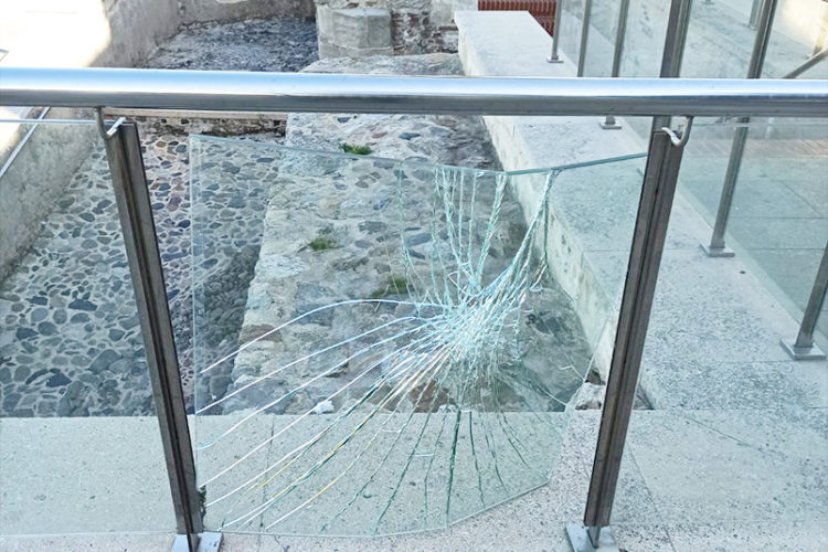 policia-nacional-destrozo-balaustrada-1