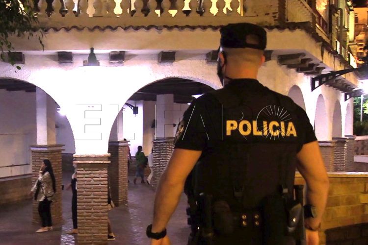 policia-poblado-marinero