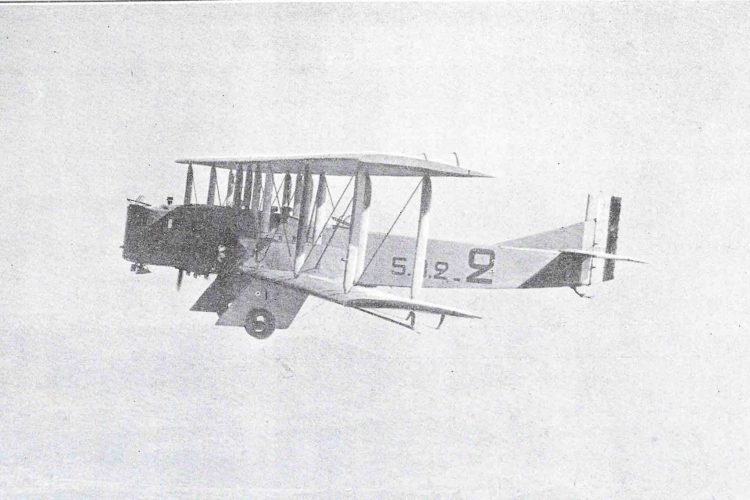Uno de los seis gigantescos aviones franceses clase Goliat en misión de bombardeo sobre territorio enemigo en la zona sur del Protectorado después del ataque de Abd el Krim.