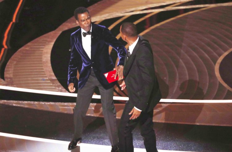Hollywood (United States), 27/03/2022.- US actor Will Smith (R) swings at US actor Chris Rock during the 94th annual Academy Awards ceremony at the Dolby Theatre in Hollywood, Los Angeles, California, USA, 27 March 2022. The Oscars are presented for outstanding individual or collective efforts in filmmaking in 24 categories. (Estados Unidos) EFE/EPA/ETIENNE LAURENT