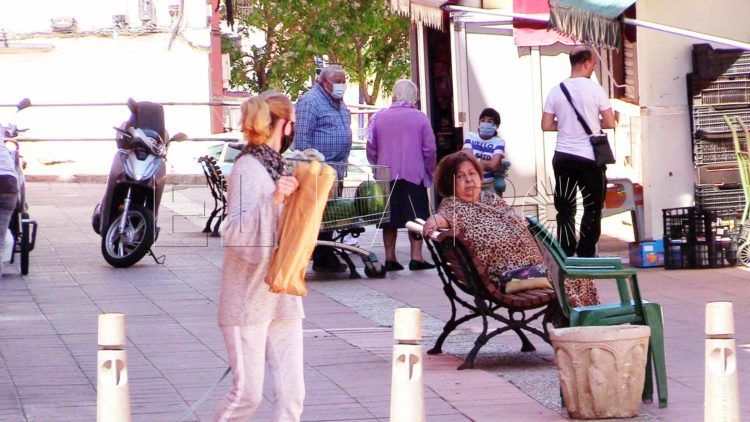 gente-paseando-extrarradio-barriadas-11