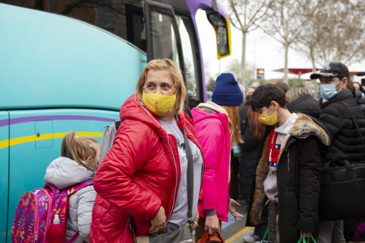 CIUDAD REAL, 12/03/2022.- Emoción, lágrimas y muestras de solidaridad a raudales es lo que más se vivido entre las familias que van a acoger a los 58 refugiados ucranianos, fundamentalmente niños, mujeres y ancianos que han podido salir de su país huyendo de la guerra y este sábado han llegado en autobús a Ciudad Real. EFE/Jesús Monroy