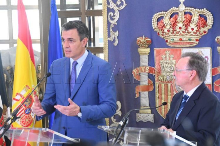 vivas-pedro-sanchez-visita-ceuta-palacio-asamblea-002