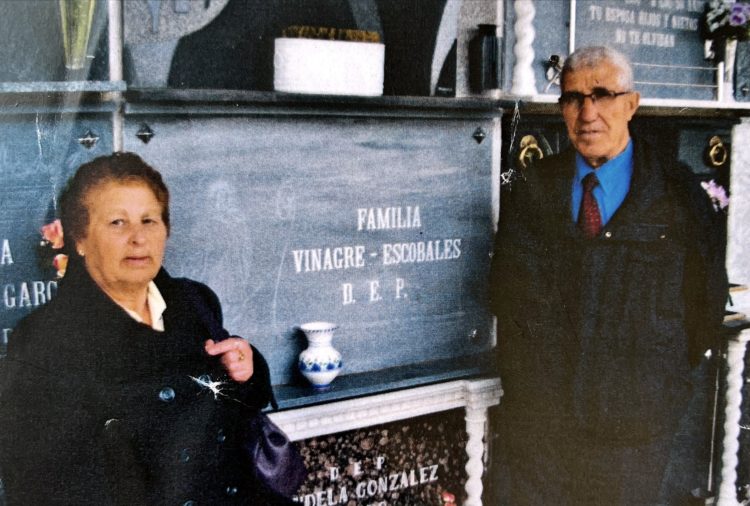 A la derecha, el autor del artículo, y a la izquierda la hermana del soldado José Vinagre Escobales ante su tumba en el cementerio de Coria (Cáceres). Foto de José Carlos Herrero Vázquez
