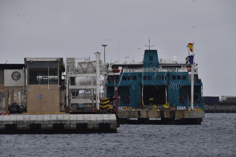 puerto-ceuta-barco-atracado-001