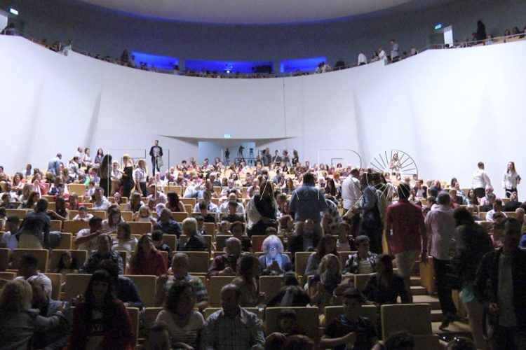 teatro-auditorio-revellin-lleno-gente