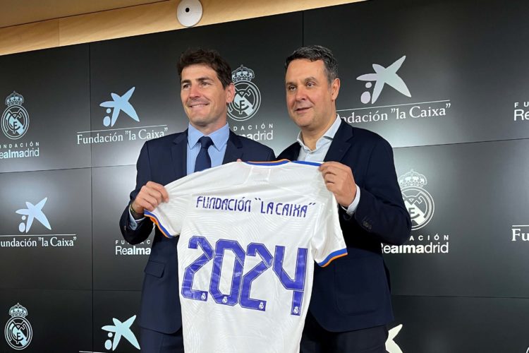 Iker Casillas y Xavier Bertolín han posado con la camiseta blanca