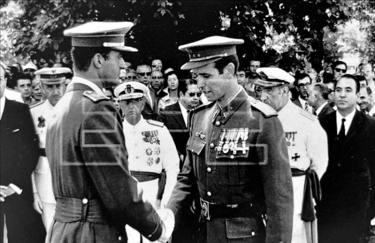 El entonces príncipe, Juan Carlos de Borbón, dándole el pésame en el sepelio del padre del entonces capitán Agustín Muñoz-Grandes Galilea, junto a autoridades militares y civiles