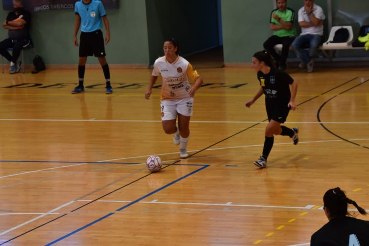 Maura Scaletti con el balón en un encuentro del CD Camoens.