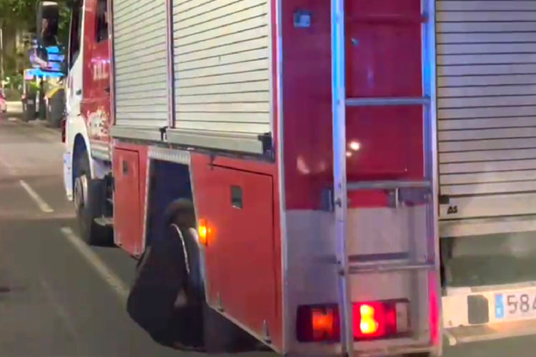 bomberos-camion-rueda-reventada-okok