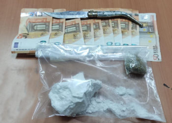 cuchillo-navaja-cocaina-dinero