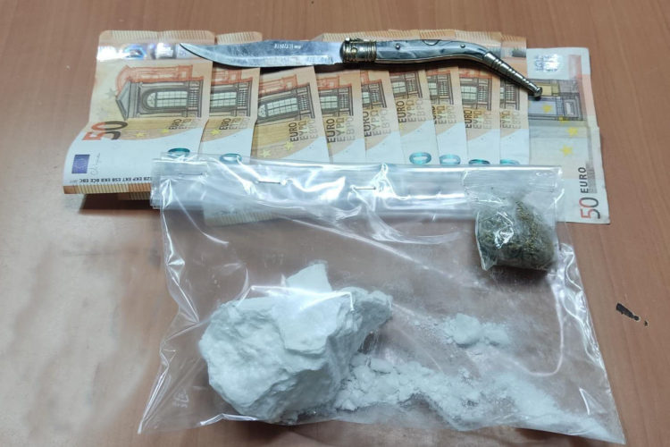 cuchillo-navaja-cocaina-dinero