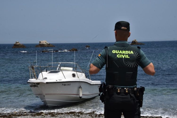 embarcacion-benzu-guardia-civil-espaldas-003