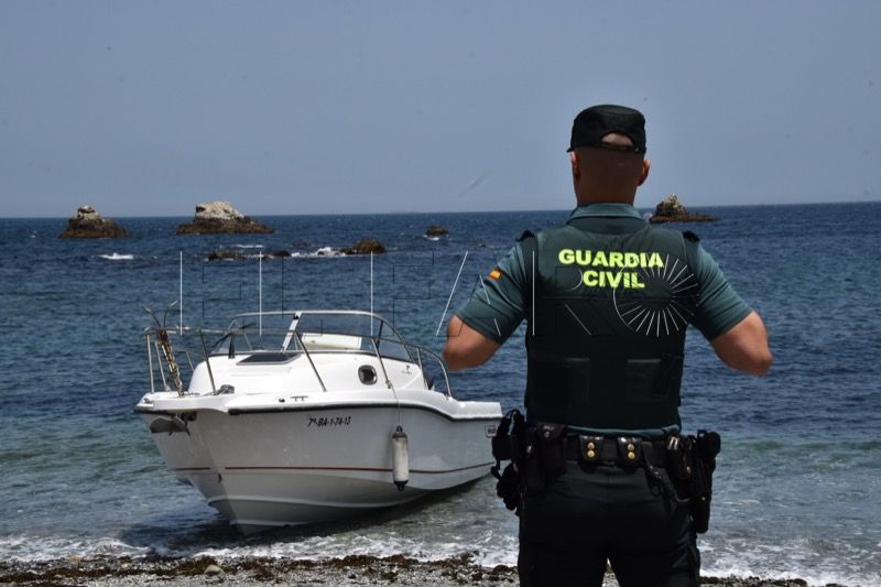 embarcacion-benzu-guardia-civil-espaldas-003