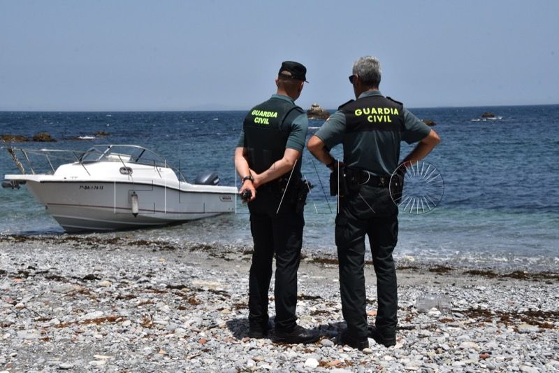 embarcacion-benzu-guardia-civil-espaldas-005