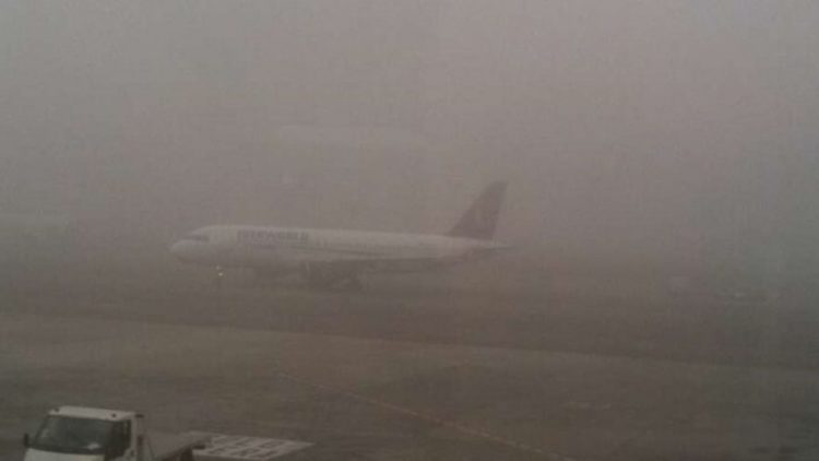 Aterrizar-con-esta-niebla-debe-ser-el-día-no-deseado-de-todo-piloto-de-avión-1280x720