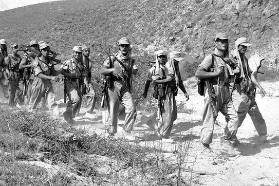 Expedición Bandera lecho seco Saguía El Hamra