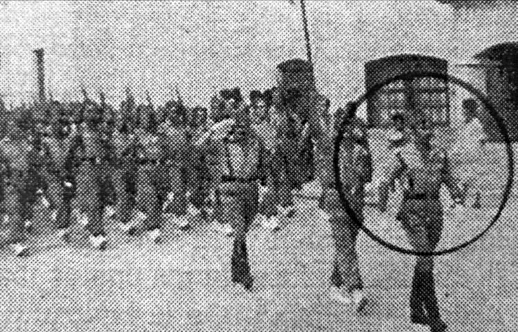 Un círculo señala al teniente de Infantería, Arturo Martín Gamborino, desfilando en El Aaiún días antes de su muerte