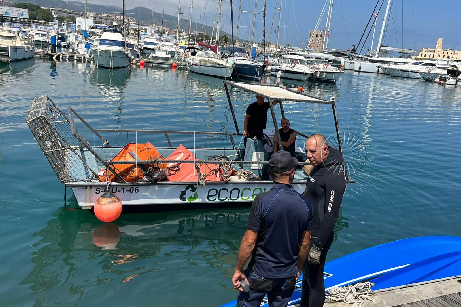 buzos-grua-ecoceuta-puerto-deportivo