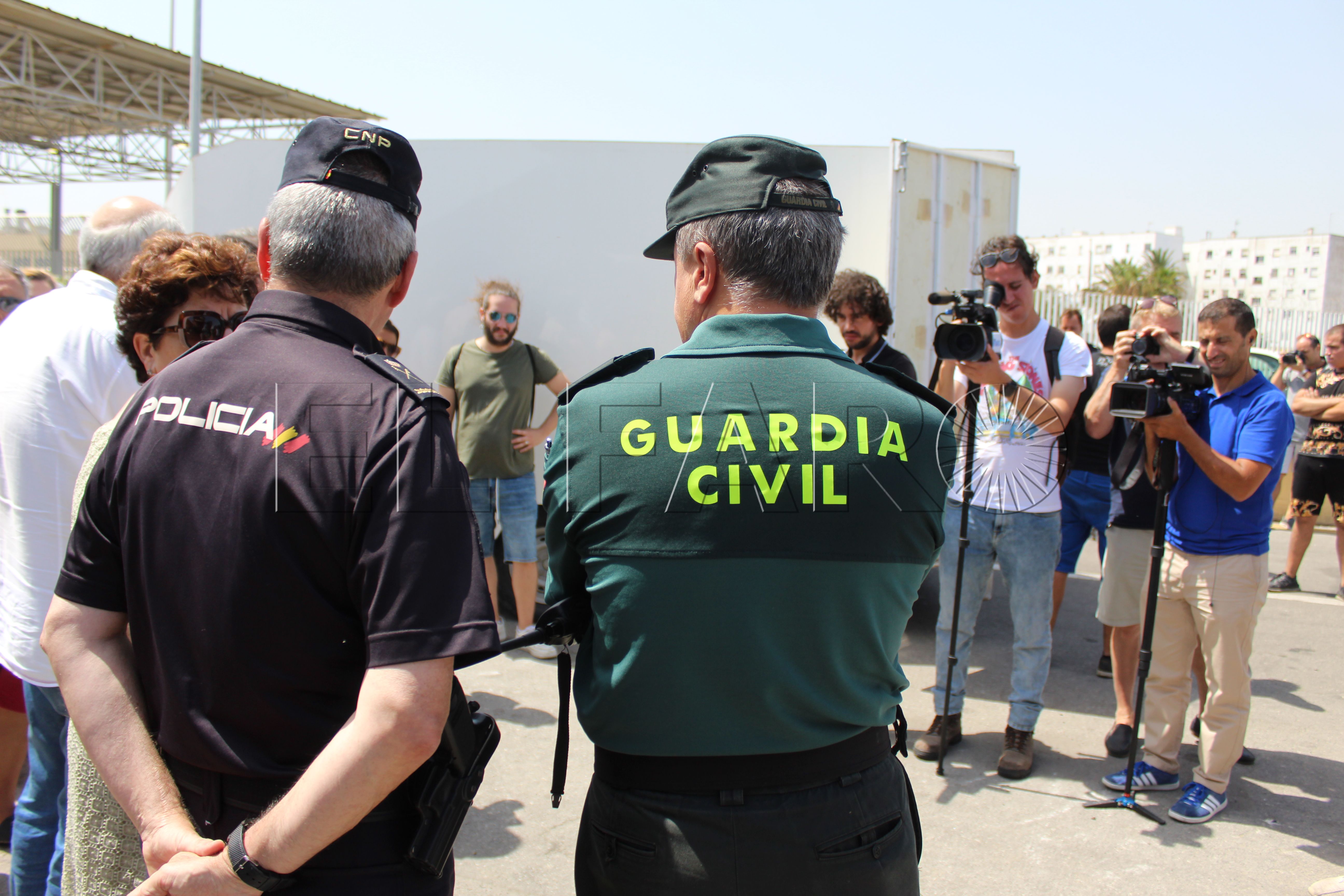 policia-nacional-guardia-civil-espaldas
