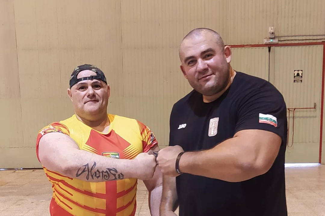 alonso-mena-lucha-brazos-2