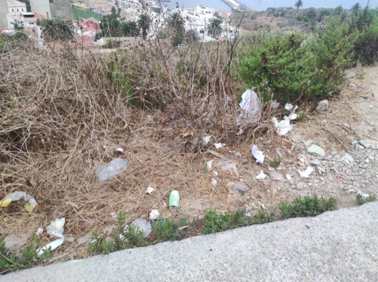 basura-botellones-pozo-rayo-hacho-001