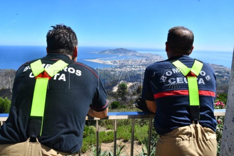 bomberos-incendio-monte-garcia-aldave-003