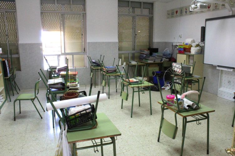 colegio-aula-vacia-mochila
