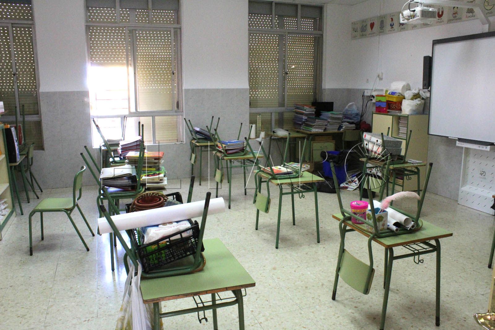 colegio-aula-vacia-mochila