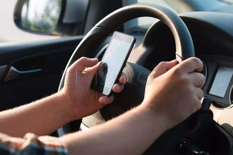 telefono-movil-conduciendo-coche