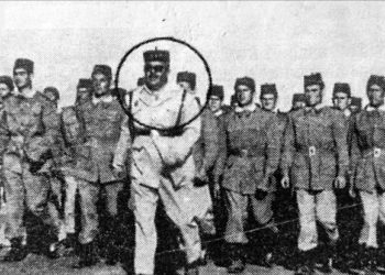 Un círculo señala al capitán Silviano con un grupo de reclutas de Tiradores de Ifni en instrucción.