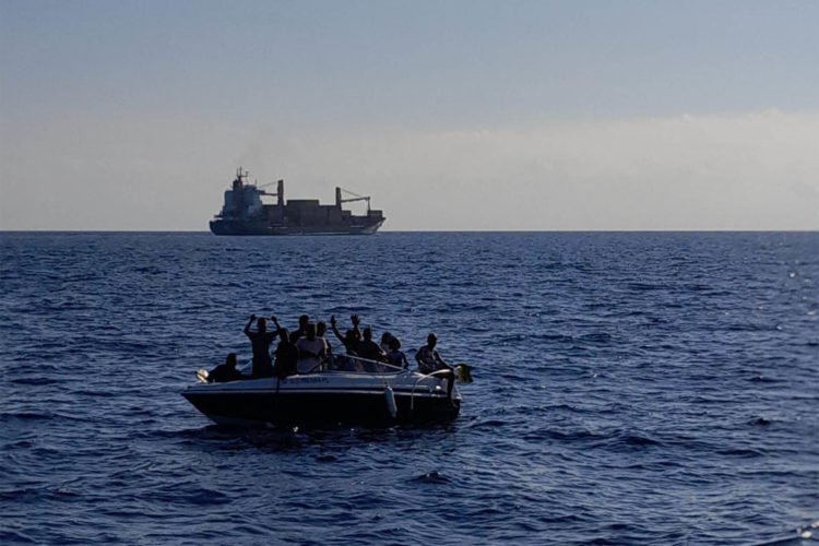 viaje-patera-gata-crias-rescate-inmigrantes-Salvamento-Marítimo