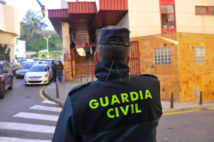 guardia-civil-espaldas-palacio-justicia