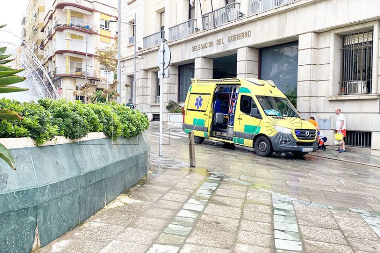 mujer-ambulancia-caida-losetas-resbaladizas