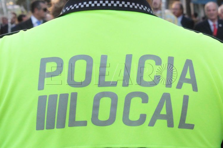 policia-local-agente-espaldas-scaled